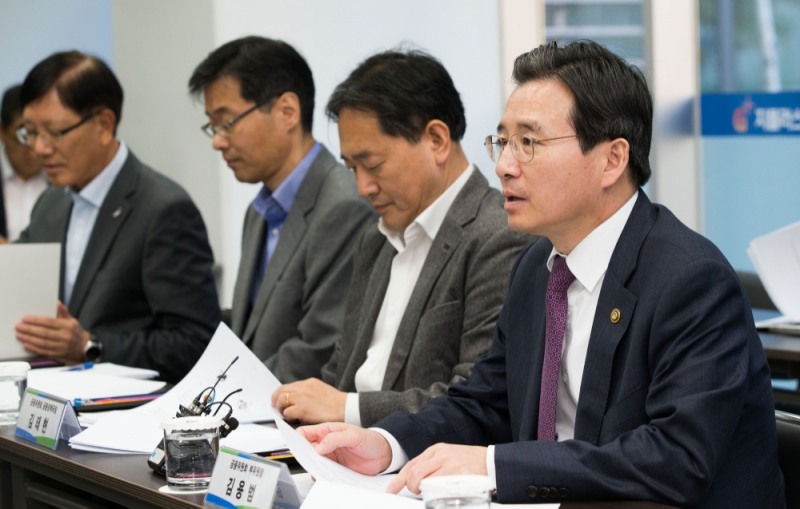 김용범 금융위 부위원장이 1일 오후 서울 구로디지털산업단지에 위치한 지플러스 디지털타워에서 열린 연대보증 폐지 진행상황 점검회의에서 모두발언을 하고 있다. / 사진= 금융위원회