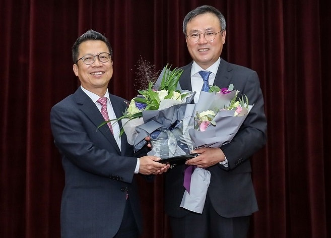 장동현(오른쪽) SK㈜ 사장과 정지원 한국거래소 이사장이 1일 서울 한국거래소에서 열린 ‘2018 ESG우수기업’ 시상식에서 기념촬영을 하고 있다. 출처=SK㈜.