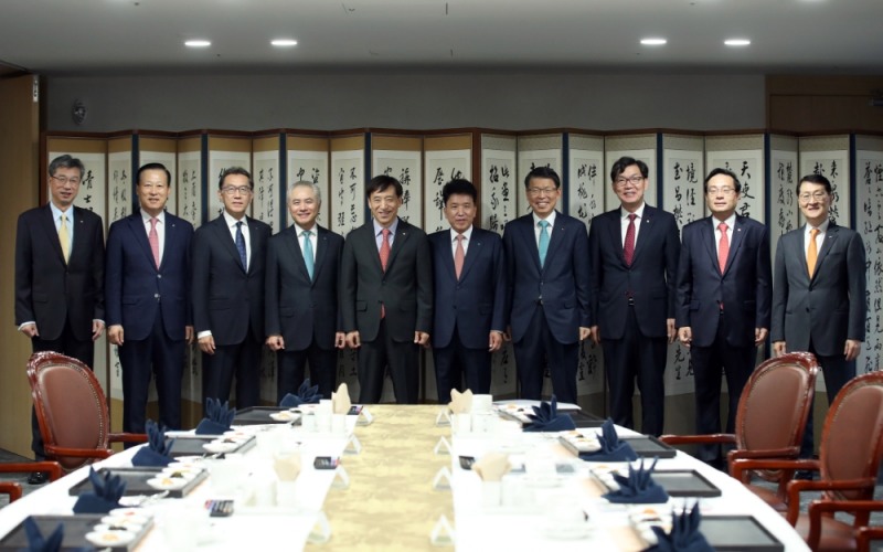 이주열 한국은행 총재와 은행장들이 2일 오전 서울 중구 한국은행 본부에서 열린 금융협의회에 앞서 기념촬영을 하고 있다. (왼쪽부터) 허인 KB국민은행장, 김도진 기업은행장, 박진회 한국씨티은행장, 박종복 SC제일은행장, 이주열 한국은행 총재, 함영주 KEB 하나은행장, 은성수 수출입은행장, 이대훈 NH농협은행장, 손태승 우리은행장, 위성호 신한은행장./사진=한국은행