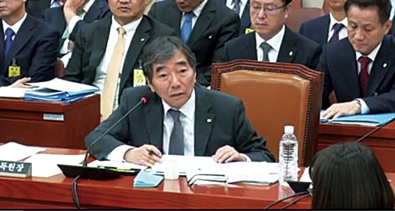 ▲ 국회 정무위원회에서 질의에 답하고 있는 윤석헌 금융감독원장. 사진 = 국회 정무위 중계화면 캡쳐