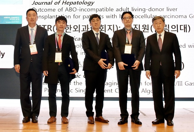 3일 박용현 두산연강재단 이사장(우측)이 그랜드힐튼 서울호텔에서 열린 2018 두산연강외과학술상 시상식에 참가해 수상자인(우측부터)최윤영 조교수와 송기원 교수, 이진원 조교수, 자문위원과 함께 기념 촬영을 하고있다. 출처=두산.