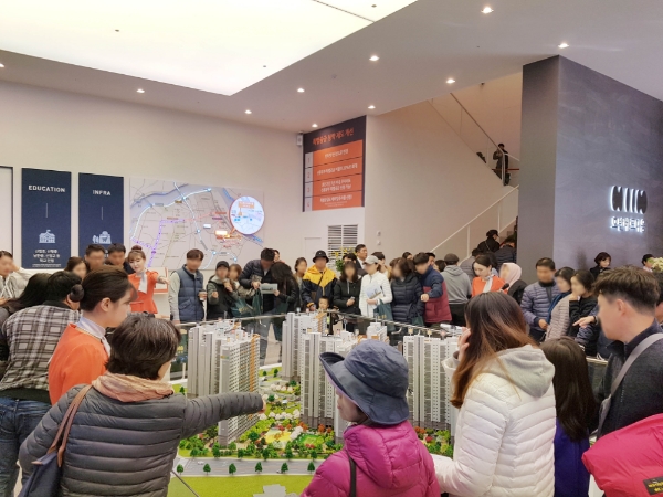 하남 호반베르디움 에듀파크 견본주택을 실수요자들이 둘러보고 있다. 사진=호반건설.