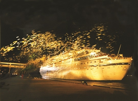 1998년 11월 18일 동해항에서 실향민과 관광객, 승무원 등 1400여 명을 실고 금강산으로 출항한 '현대금강호'의 모습. 출처=현대그룹.