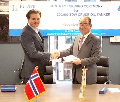 현지시간 2일 오슬로에서 정성립 대우조선해양 사장(오른쪽)이 헌터그룹 대주주인 아네 프레들리와 초대형원유운반선 건조계약을 한 뒤 악수를 하고 있다. 출처=대우조선해양.