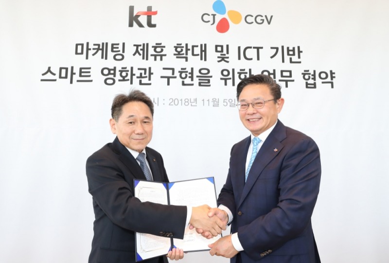 △이필재 KT 마케팅 부문장(왼쪽)과 최병환 CJ CGV 대표가 업무 협약을 맺고 기념사진을 찍고 있다.