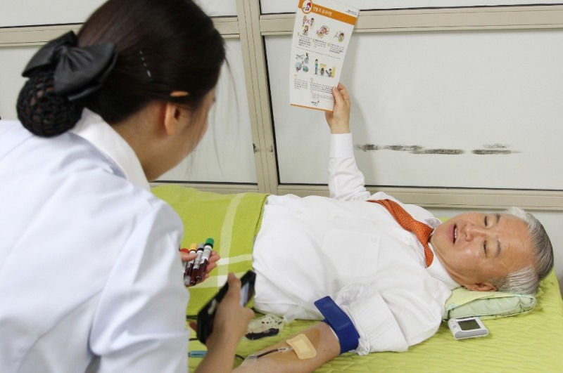 김경규 하이투자증권 대표이사가 6일 서울시 여의도 본사에서 열린‘사랑의 헌혈 행사’에 참여하고 있다./사진=하이투자증권