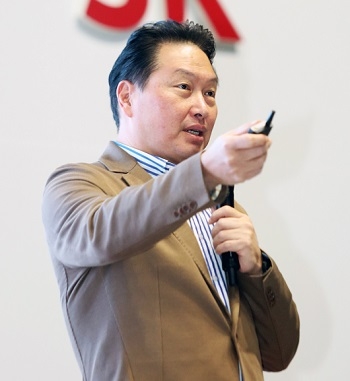 최태원 회장이 지난달 19일 2018 CEO세미나에서 발표하고 있다. 출처=SK그룹.
