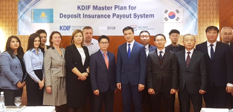 △예금보험공사는 6일 카자흐스탄 현지에서 카자흐스탄 예금자보호기금(KDIF)의「보험금지급시스템 구축을 위한 컨설팅(ISMP)」완료보고회를 개최했다. 행사 후 이형표 예금보험공사 정보시스템실장(앞줄 오른쪽에서 다섯번째) 등 공사 직원과 카자흐스탄 예금자보호기구 임직원들이 기념촬영을 하고 있다./사진=예금보험공사