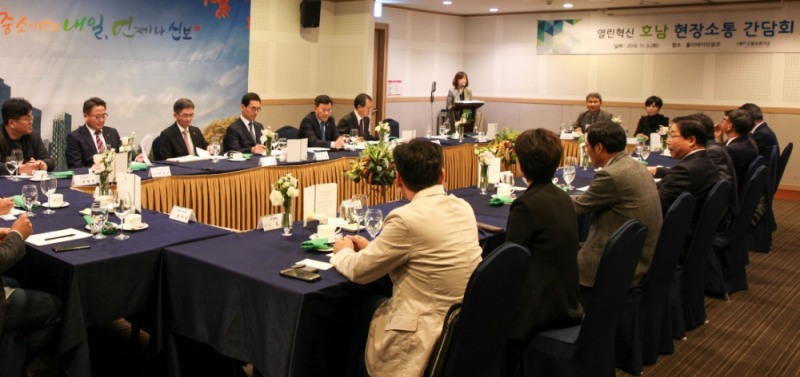△신용보증기금이 6일 광주에서 개최한 ‘열린혁신 호남 현장소통 간담회’에서 참석자들이 중소기업의 애로사항과 해결방안에 대해 논의하고 있다./사진=신용보증기금