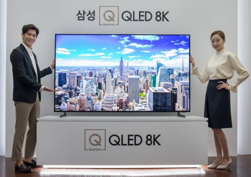 △삼성전자 모델들이 7일 서울 반포 플로팅 아일랜드 컨벤션홀에서 열린 ‘Q LIVE’ 행사에서 ‘QLED 8K’ TV를 소개하고 있다.
