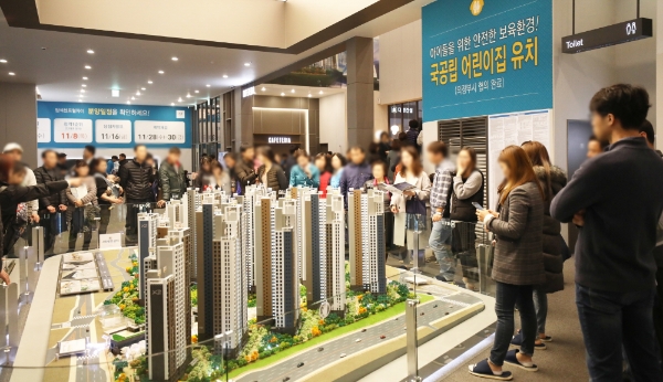 탑석센트럴자이 견본주택을 방문객들이 둘러보고 있다. 사진=GS건설.