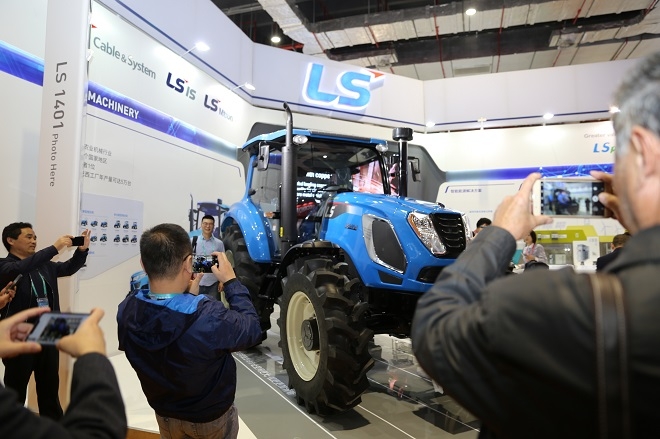 8일 중국 상해 '중국 국제수입박람회에 참가한 LS그룹 전시 부스에서 참관객들이 LS엠트론의 친환경 트랙터를 관람하고 있다. 출처=LS그룹.