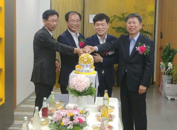 5일 진행된 KB국민은행-KB증권 복합점포 개점행사에서 임직원들이 축하케이크를 자르고 있다. (왼쪽부터) 박철용  KB국민은행 마산지역본부장, 최상국  KB국민은행 경남지역영업그룹 대표, 김홍윤 KB증권 마산지점장, 이순조 KB증권 남부지역본부장. / 사진= KB금융지주