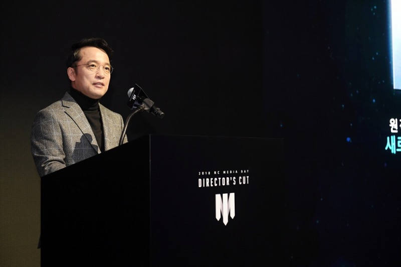 △김택진 엔씨소프트 대표가 8일 열린 신작발표회 ‘2018 엔씨 디렉터스 컷’에서 키노트를 발표하고 있다.