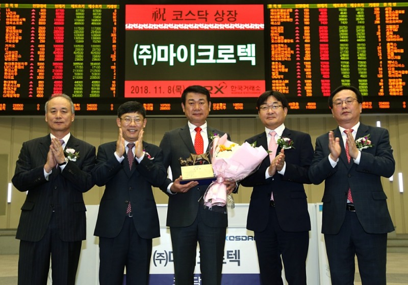 한국거래소 코스닥시장본부는 8일 오전 서울사옥 홍보관에서 반도체 공정 부품 제조업체인 마이크로텍의 코스닥시장 신규상장기념식을 개최했다. (왼쪽부터) 최규준 한국IR협의회 부회장, 정운수 한국거래소 코스닥시장본부장, 송성태 마이크로텍 대표이사, 박재진 골든브릿지투자증권 전무, 송윤진 코스닥협회 부회장. 사진=한국거래소