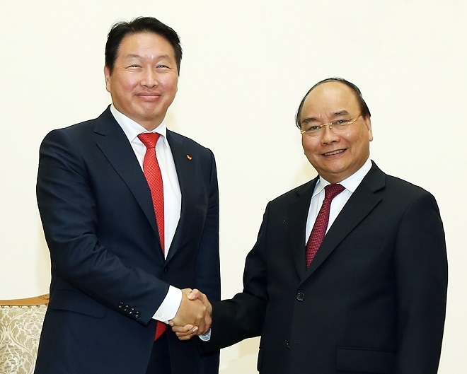 SK 최태원 회장이 8일 베트남 하노이시 총리 공관에서 응웬 쑤언 푹(Nguyen Xuan Phuc) 베트남 총리와 면담 후 악수를 나누고 있다. 출처=SK