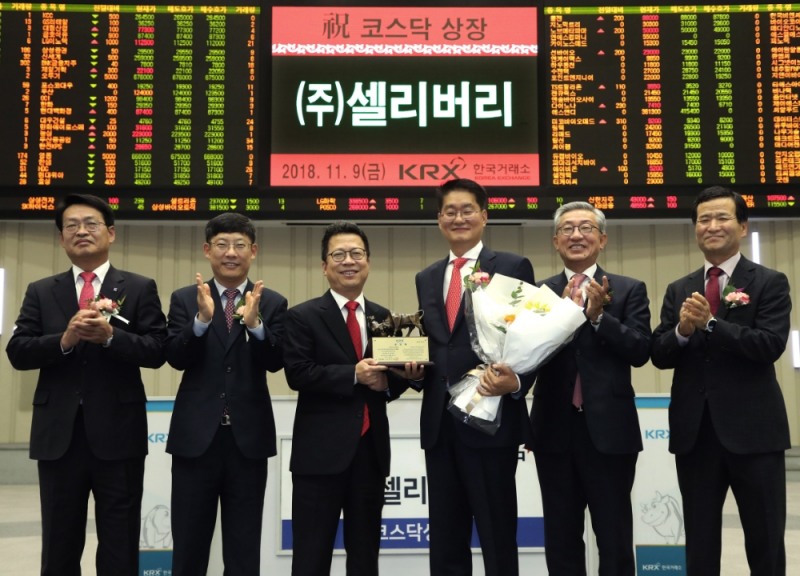 한국거래소 코스닥시장본부는 9일 오전 서울사옥 홍보관에서 약리물질 생체 내 전송기술 기반 바이오의약품 개발업체인 셀리버리의 코스닥시장 신규상장기념식을 개최했다. (왼쪽부터) 김원대 한국IR협의회 회장, 정운수 한국거래소 코스닥시장본부장, 정지원 한국거래소 이사장, 조대웅 셀리버리 대표이사, 고원종 DB금융투자 대표이사, 김재철 코스닥협회 회장. 사진=한국거래소