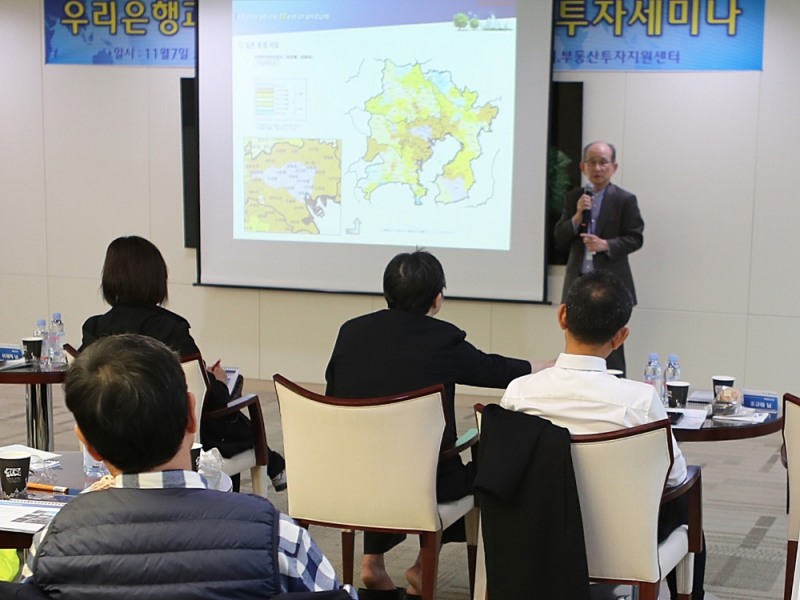 우리은행은 지난 7일 서울시 중구에 위치한 본점 패밀리오피스센터에서 일본 부동산 투자 세미나를 실시했다. 박석훈 KIA트러스트 고문이 세미나 참석자들에게 일본 부동산 투자에 대해 강의하고 있다. / 사진= 우리은행