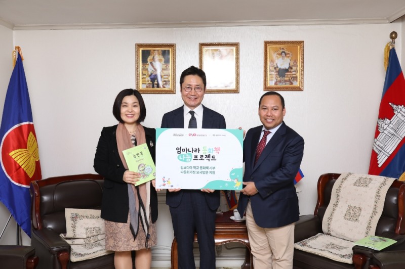 최진희 (주)아시안허브 대표(좌), 임승배 신세계디에프 지원담당 상무(가운데), 롱 디몬쉐 주한 캄보디아 대사(우). /사진제공=신세계면세점