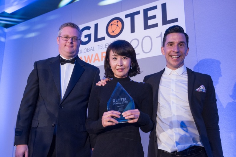 △SK텔레콤이 8일(현지시간) 영국 런던에서 열린 ‘글로벌 텔레콤 어워드(Global Telecoms Award)’에서 ‘미디어 서비스 혁신상’을 수상했다고 9일 밝혔다. 사진은 SK텔레콤 연구원이 수상하고 있는 모습.