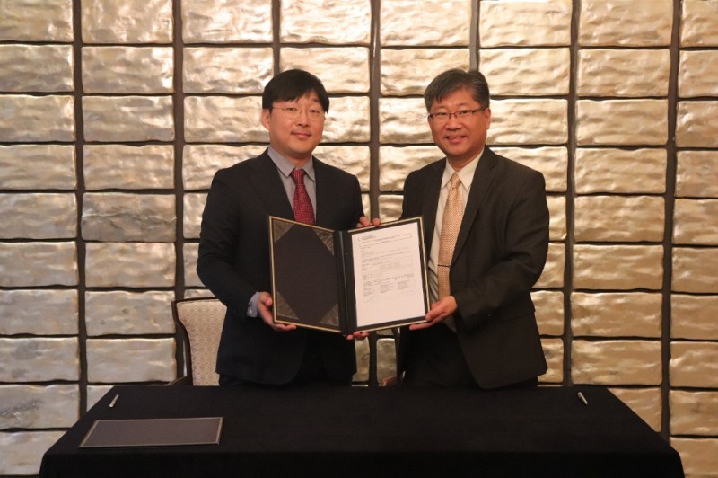 △가입식에 참석한 정주환 카카오모빌리티 대표(왼쪽)와 김영태 OECD 국제교통포럼 사무총장.