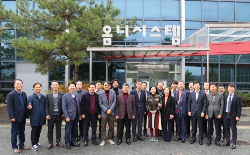 박혜린 옴니시스템 대표이사(앞줄 오른쪽에서 다섯번째) 등 코스닥협회 임원진 간담회 참석자들이 옴니시스템에서 기념사진을 촬영하고 있다. 사진=코스닥협회