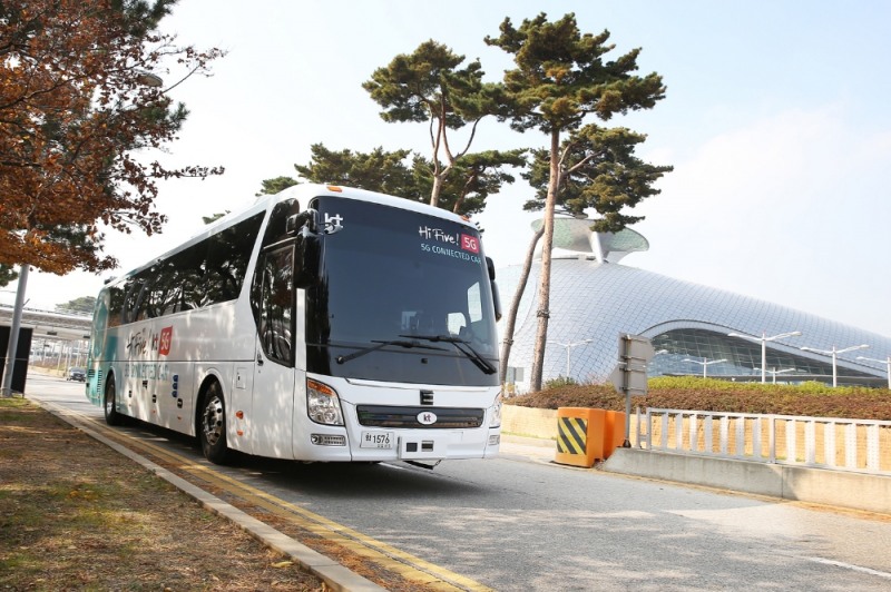 △KT 자율주행 버스가 인천국제공항 제1터미널 장기주차장을 지나고 있다.