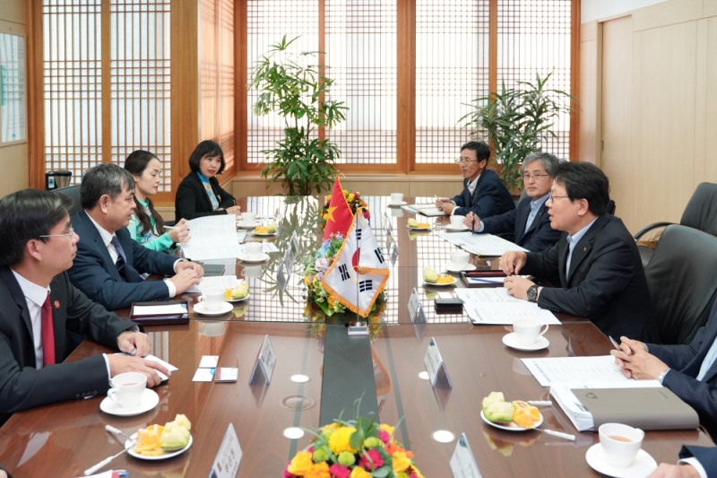 9일 서대문 농협금융 본사에서 NH농협금융지주 김광수 회장(오른쪽 아래에서 첫 번째)과 베트남 Agribank 찐 응옥 칸 회장(왼쪽 아래에서 두 번째)이 양 그룹의 협력사업 다각화 및 실행계획에 대한 논의를 하고 있다.(사진 왼쪽 아래부터) 베트남 Agribank 레 쑤안 쭝 부행장, 찐 응옥 칸 회장, 부티흐엉 통역, 응우엔 티 투 하 금융기관부장. (사진 오른쪽 아래부터) NH농협금융지주 김광수 회장, 홍재은 상무, 김익수 글로벌전략부장. / 사진= 농협금융지주