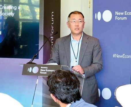 정의선 부회장이 6일 싱가포르 카펠라 호텔에서 현대차 주관으로 열린 `무공해 사회 구현과 지속가능 성장` 토론회에서 인사말을 하고 있다. 출처=현대차.