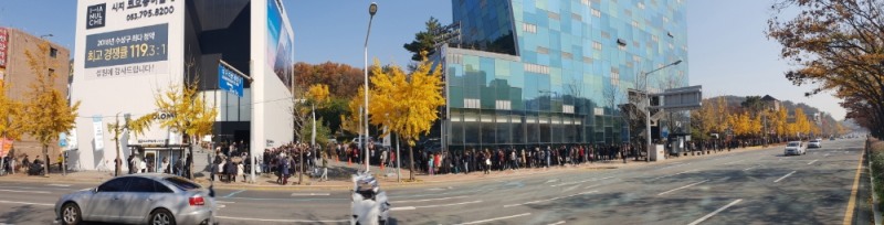 시지 코오롱하늘채 스카이뷰 견본주택에 소비자들이 줄을 서고 있다. 사진=코오롱글로벌.