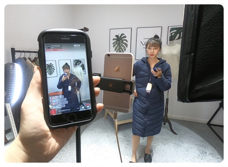 왕홍이 프리치(PRICH) 브랜드 신제품을 라이브쇼(즈보)를 통해 실시간으로 소개하는 모습. /사진제공=이랜드