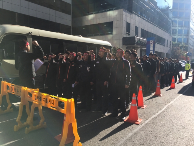 금융노조 조합원들이 이날 오전 서울 영등포구 더불어민주당 당사 앞에서 집회를 열어 일방적 수수료 인하 정책을 비판했다. / 사진 = 유선희 기자