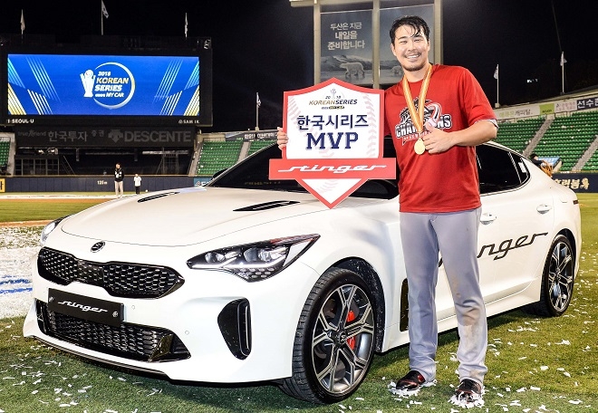 2018 한국시리즈 MVP에 선정된 SK 와이번스 한동민이 수여받은 ‘스팅어’ 차량 앞에서 기념촬영을 하고 있다. 출처=기아차.