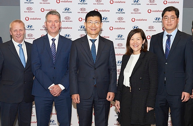 (사진 좌측부터) 현대차 영국법인 닉 터널(Nick Tunnell) 이사, 기아차 영국법인 폴 필폿(Paul Philpott) 사장, 현대·기아차 ICT기술사업부장 김지윤 상무, 보다폰 엔터프라이즈 엔 엔 탠(Yen Yen Tan) 사장, 커넥티비티실 안형기 이사 등 행사 참석자들이 기념촬영을 찍고 있다. 출처=현대차.