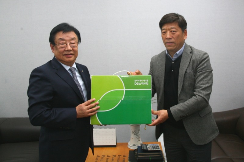 △13일 DB손해보험 김정남 사장(사진 왼쪽)이 경기도 하남시에 거주하는 이만기 고객을 방문해 보험상품과 서비스에 대한 의견 및 제안사항을 듣고, 고객에 대한 감사의 선물을 전하고 있다. / 사진=DB손해보험