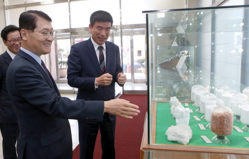 신한은행 위성호 은행장(왼쪽)이 13일 인천에 소재한 대주 중공업을 방문해 박주정 대표이사로부터 제품에 대해 설명을 듣고 있다. / 사진= 신한은행