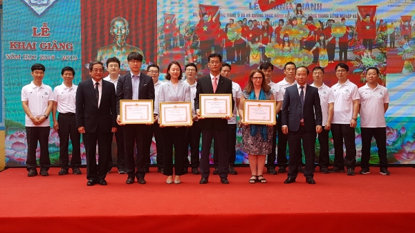 베트남 하노이공업전문대학에서 현대건설 하노이 메트로 3호선 현장 김도균 소장(왼쪽에서 네 번째), 코이카 베트남 사무소 임인영 부소장(왼쪽에서 세 번째) 등 여러 관계자들이 참석한 가운데 하노이 인민위원회로부터 ‘Recognition Certificate’ 표창장을 수여받은 후 기념 사진을 촬영하고 있다. 사진=현대건설.