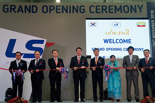  LS전선은 구자엽 LS전선 회장(왼쪽 네 번째), 명노현 LS전선 대표(왼쪽 세 번째) 등 관계자가 참석한 가운데 14일 미얀마에서  전력케이블 공장 준공식을 가졌다.