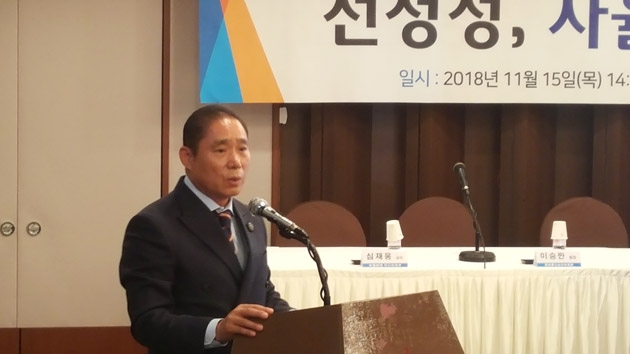 ▲방재홍 인터넷신문위원회 위원장이 인사말을 하고 있다.