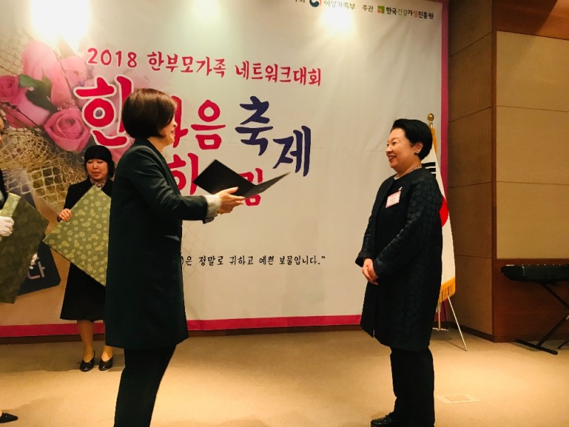 (좌)여성가족부 진선미 장관, (우)CJ 사회공헌추진단 민희경 단장. /사진제공=CJ그룹