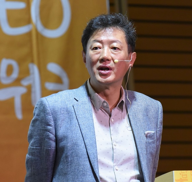김난도 서울대 교수가 16일 전경련회관에서 강연을 하고 있다. 출처=전경련.