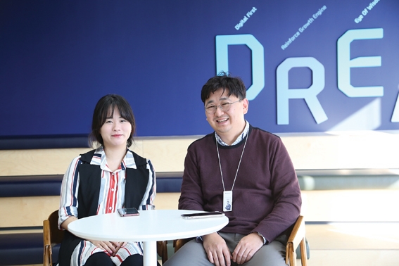 ▲ 신한카드 사옥에서 인터뷰 도중 웃고 있는 이원재 신한카드 DX팀 차장(오른쪽)과 박청하 대리.