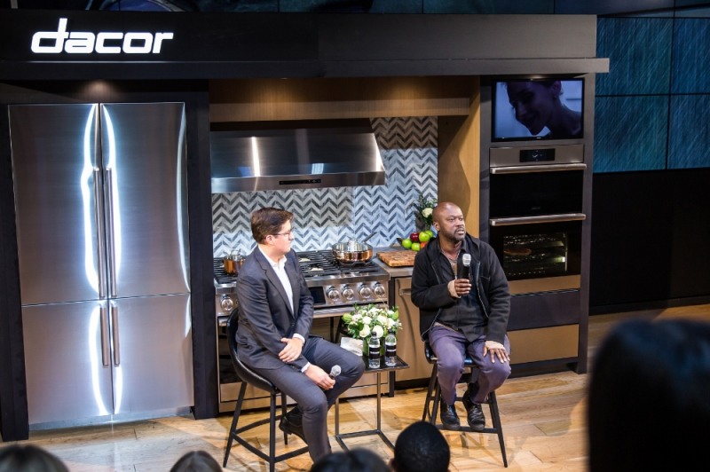 △데이코가 뉴욕 맨하튼에 위치한 삼성 뉴욕 마케팅센터(삼성 837)에서 사업 비전을 공유하는 ‘비전메이커’ 행사를 개최했다. 행사에 참석한 저널리스트 스펜서 베일리(왼쪽)와 건축가 데이비드 아자예가 대화를 나누고 있다.