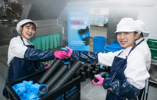 △ 이화여대 봉사단원이 ‘0텀블러’를 세척하고 있는 모습/사진=SK텔레콤