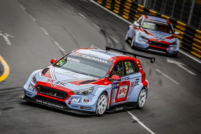 현대자동차 경주용차 ‘i30 N TCR’이 마카오 기아서킷에서 열린 2018 WTCR 시즌 마지막 대회(10차전)에서 경주하고 있는 모습이다. 출처=현대차.
