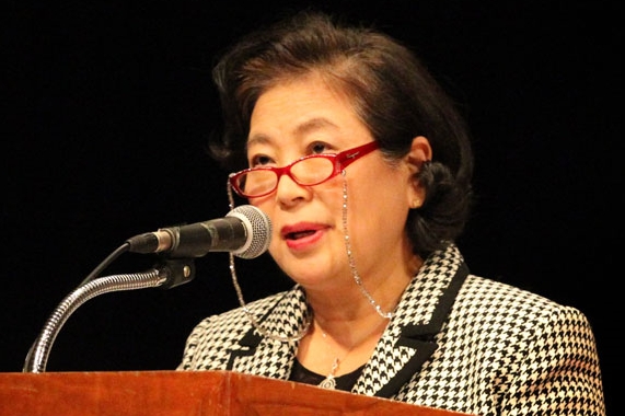 현대그룹 현정은 회장은 금강산문화회관에서 열린 금강산관광 시작 20돐 기념 남북공동행사에서 기념사를 낭독하고 있다. 출처=현대그룹.