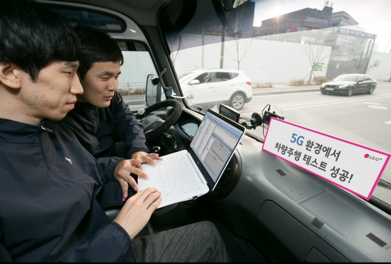 △LG유플러스 직원들이 5G 환경에서 차량 주행시 대용량 스트리밍 서비스가 끊김없이 제공되는지 테스트를 진행하고 있다/사진=LG유플러스
