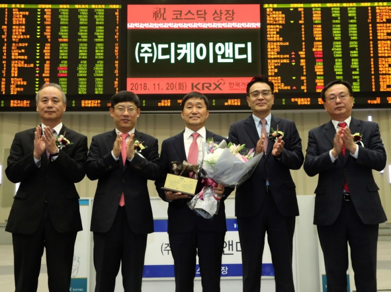 한국거래소 코스닥시장본부는 20일 오전 서울사옥 홍보관에서 합성피혁 및 부직포 생산업체인 디케이앤디의 코스닥시장 신규상장기념식을 개최했다. (왼쪽부터) 최규준 한국IR협의회 부회장, 정운수 한국거래소 코스닥시장본부장, 최민석 디케이앤디 대표이사, 이현 키움증권 대표이사, 송윤진 코스닥협회 부회장. 사진=한국거래소