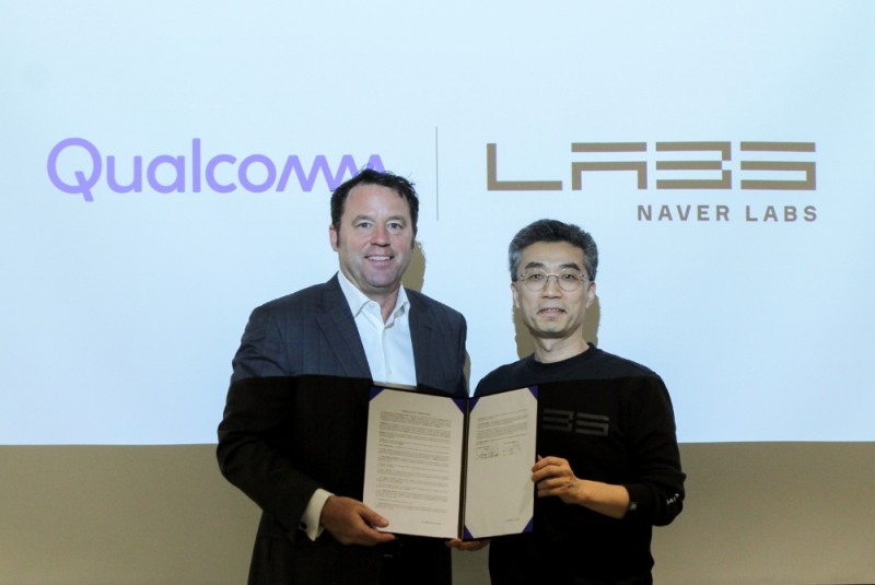 △송창현 네이버랩스 대표(오른쪽)와 짐 캐시 퀄컴 수석부사장(왼쪽)/사진=네이버