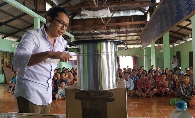 GS칼텍스의 쿡스토브 지원사업 협력사인 에코아이 관계자가 미얀마 주민에게 쿡스토브를 설명하고 있다. 출처=GS칼텍스.